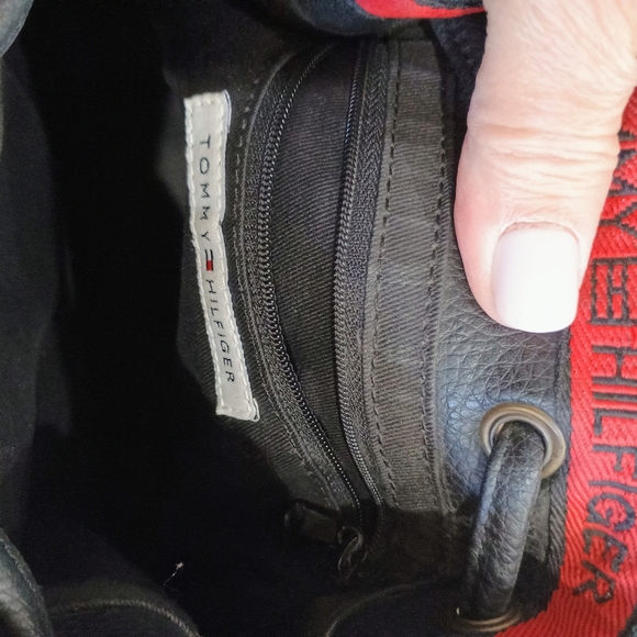 Tommy Hilfiger Black Leather Bucket Bag - Picture 8 of 10